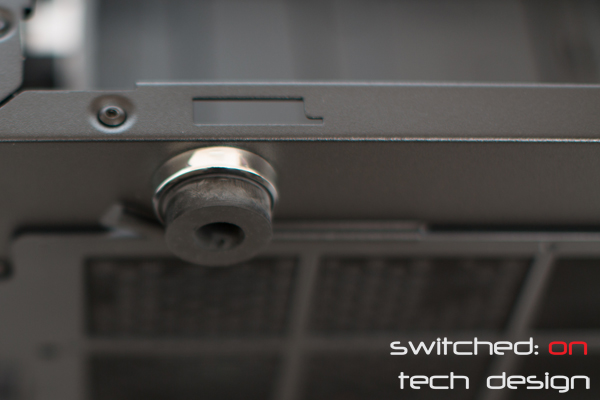 fractal-design-define-r4-rear-rubber-feet